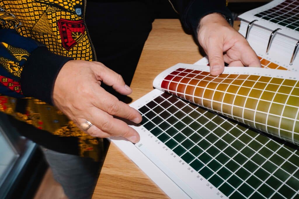 Durchblättern von Book of CMYK für festlegen der CI Farben